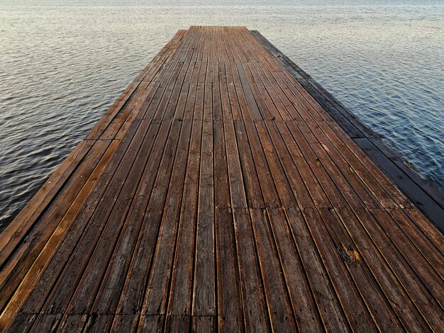 Foto hooghoekbeeld van de pier over de zee