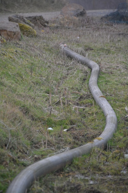 Foto hooghoekbeeld van de pijp op het veld