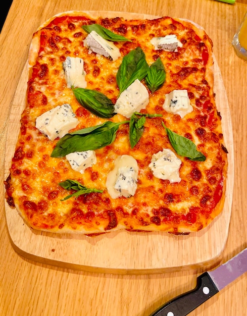Foto hooghoekbeeld van de pizza die op tafel wordt geserveerd