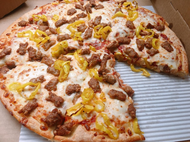 Foto hooghoekbeeld van de pizza