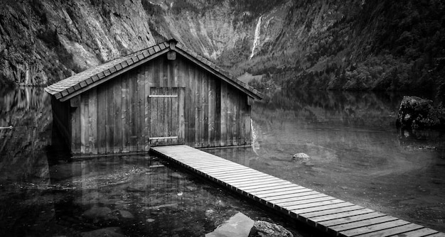 Foto hooghoekbeeld van de promenade die naar de hut leidt