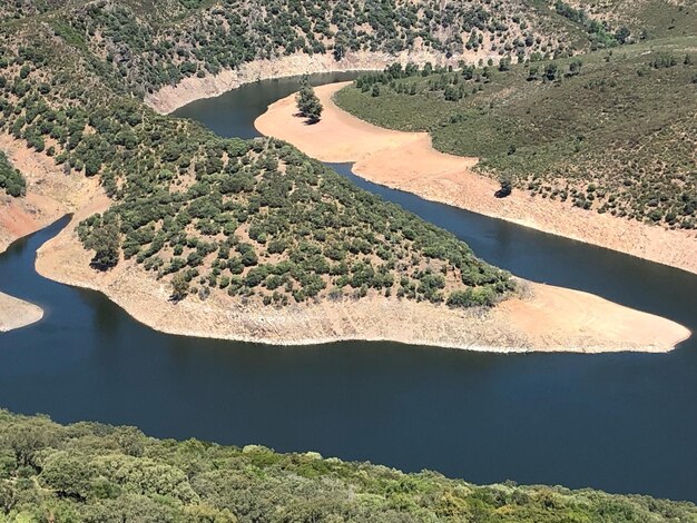 Foto hooghoekbeeld van de rivier midden op het land