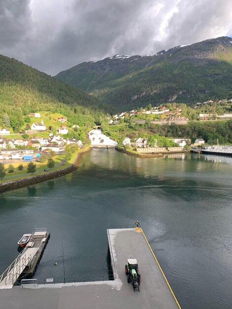 Foto hooghoekbeeld van de rivier te midden van de bergen tegen de lucht