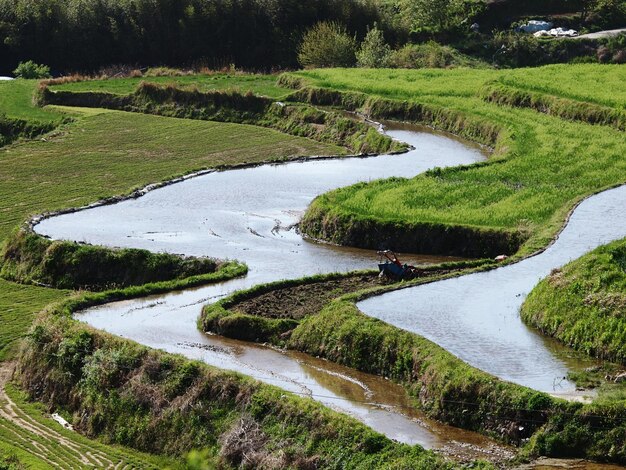 Hooghoekbeeld van de rivier te midden van een groen landschap