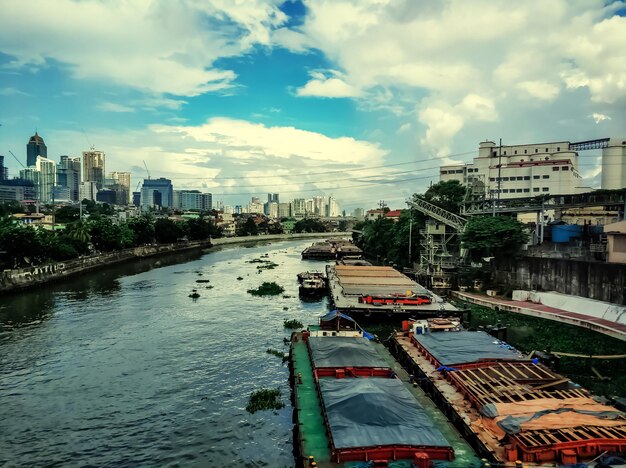 Foto hooghoekbeeld van de rivier te midden van gebouwen in de stad