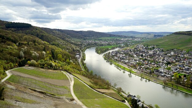 Foto hooghoekbeeld van de rivier te midden van het landschap tegen de lucht