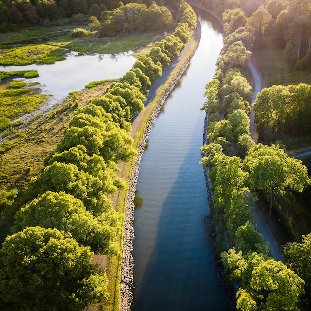 Hooghoekbeeld van de rivier tussen de bomen