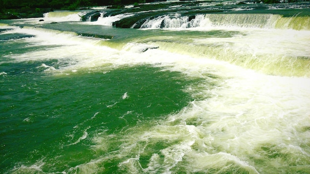 Foto hooghoekbeeld van de rivier