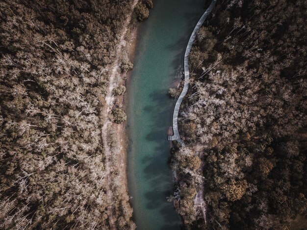 Foto hooghoekbeeld van de rivier