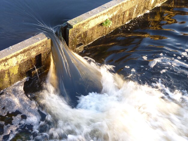 Foto hooghoekbeeld van de rivier