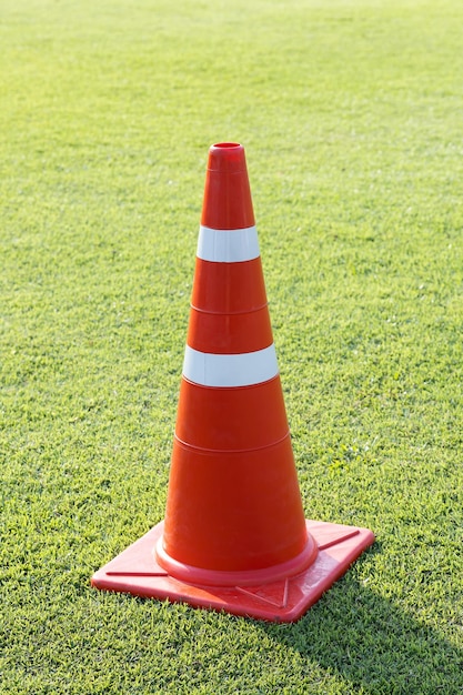 Hooghoekbeeld van de rode vlag op het veld