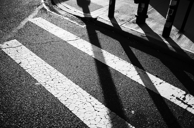 Foto hooghoekbeeld van de schaduw van straatverlichting op de weg