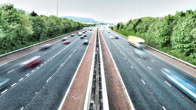 Foto hooghoekbeeld van de snelweg door bomen