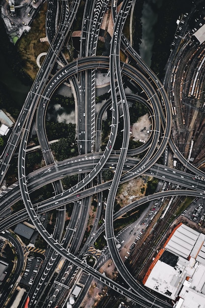 Hooghoekbeeld van de snelweg in de stad