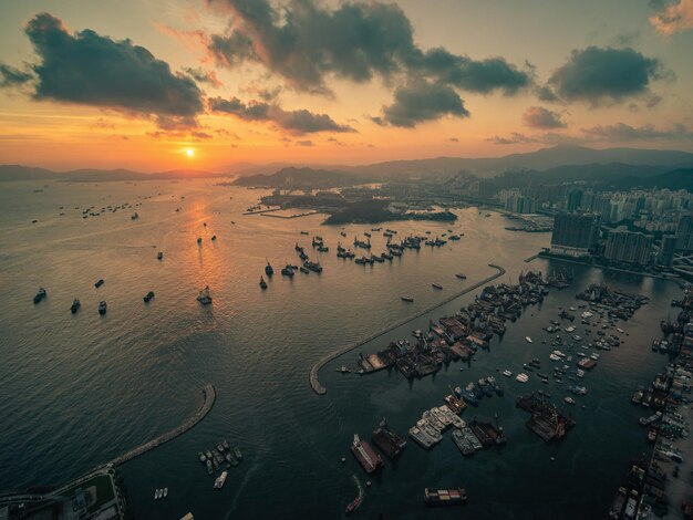 Hooghoekbeeld van de stad Hong Kong en de baai tegen de hemel tijdens de zonsondergang