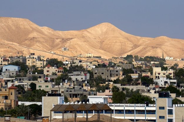 Hooghoekbeeld van de stad Jericho tegenover de bergen