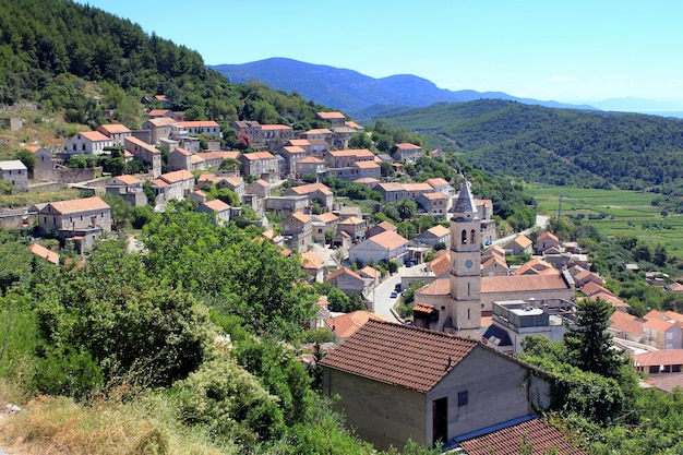 Hooghoekbeeld van de stad op de berg op het eiland Korcula