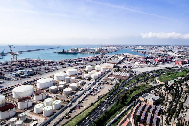 Hooghoekbeeld van de stad vanaf de zee tegen de lucht
