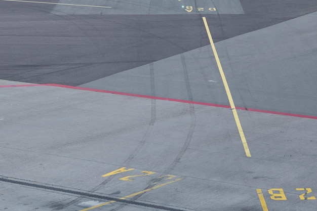 Hooghoekbeeld van de start- en landingsbaan van de luchthaven