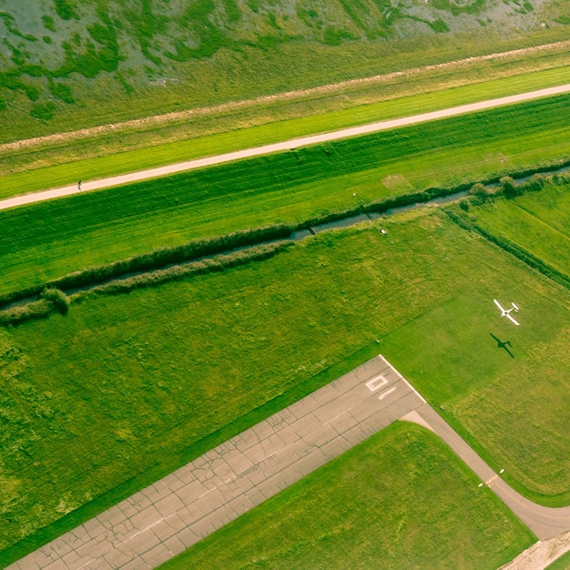 Hooghoekbeeld van de start- en landingsbaan