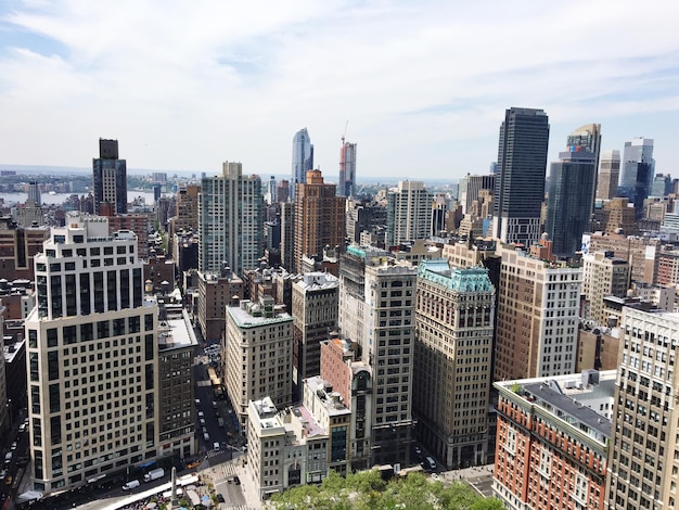 Hooghoekbeeld van de stedelijke skyline tegen een bewolkte lucht