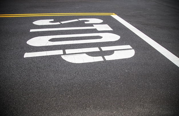 Foto hooghoekbeeld van de stoptekst op de weg