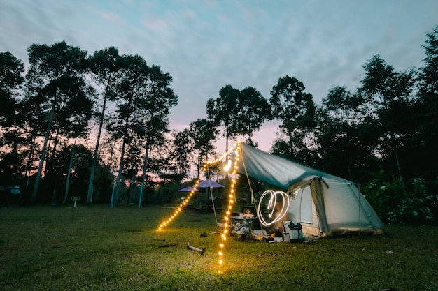 Hooghoekbeeld van de tent tegen de lucht