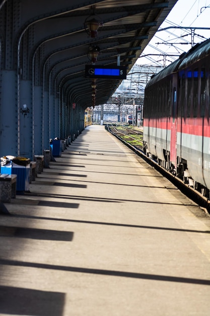 Foto hooghoekbeeld van de trein op het treinstation