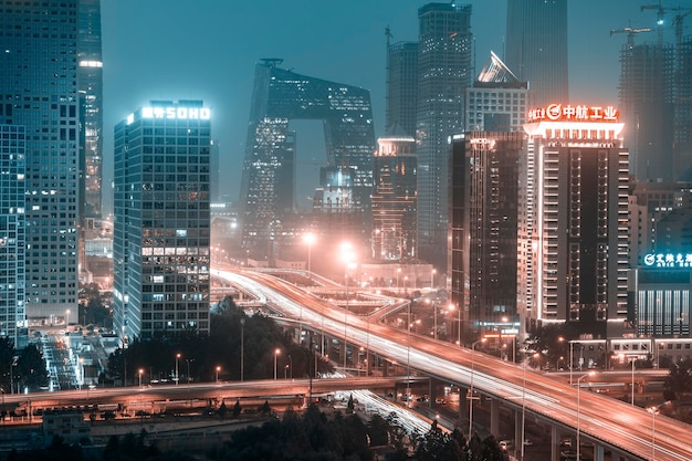Foto hooghoekbeeld van de verlichte stad's nachts