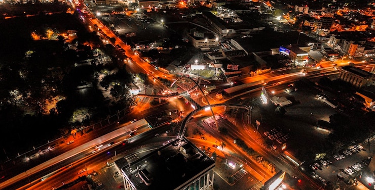 Foto hooghoekbeeld van de verlichte stad's nachts