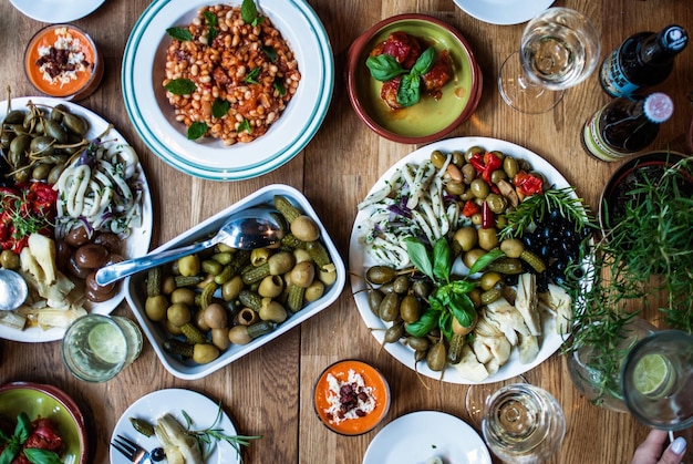 Hooghoekbeeld van de voedselvariëteit op tafel