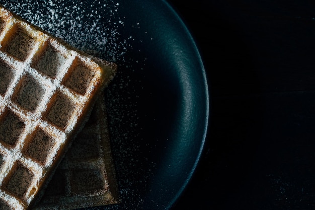 Hooghoekbeeld van de wafel in een bord op tafel