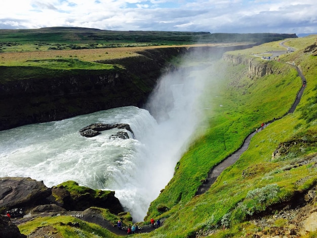 Foto hooghoekbeeld van de waterval