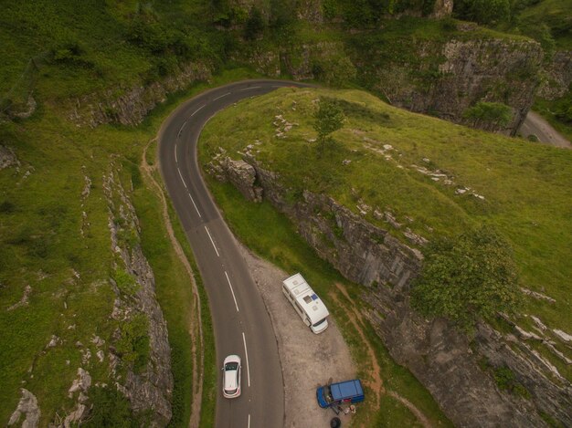 Foto hooghoekbeeld van de weg bij cheddar gorge