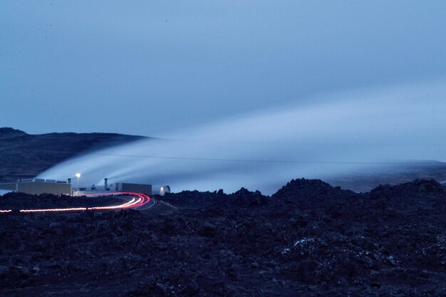 Foto hooghoekbeeld van de weg door de zee tegen de lucht