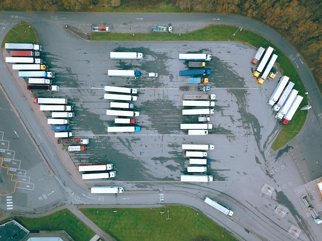 Hooghoekbeeld van de weg in de stad