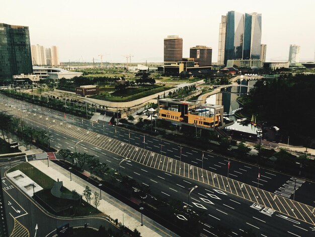 Foto hooghoekbeeld van de weg in de stad