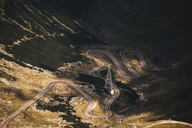 Hooghoekbeeld van de weg op de berg