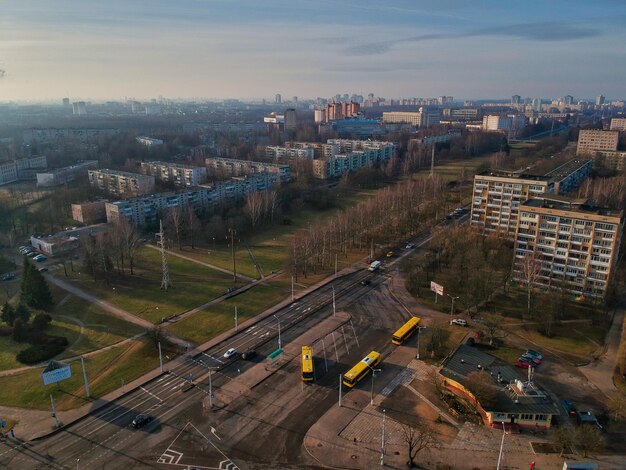 Foto hooghoekbeeld van de weg tussen gebouwen in de stad