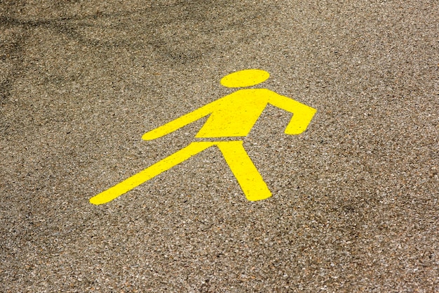 Hooghoekbeeld van de wegmarkering