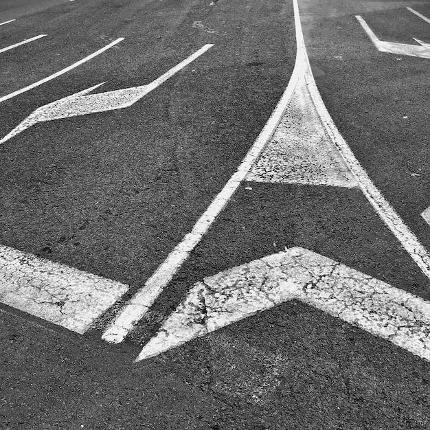 Hooghoekbeeld van de wegmarkering