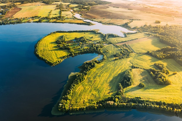 Hooghoekbeeld van de zee