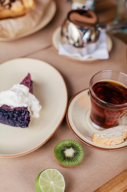 Hooghoekbeeld van dessert met koffie op tafel