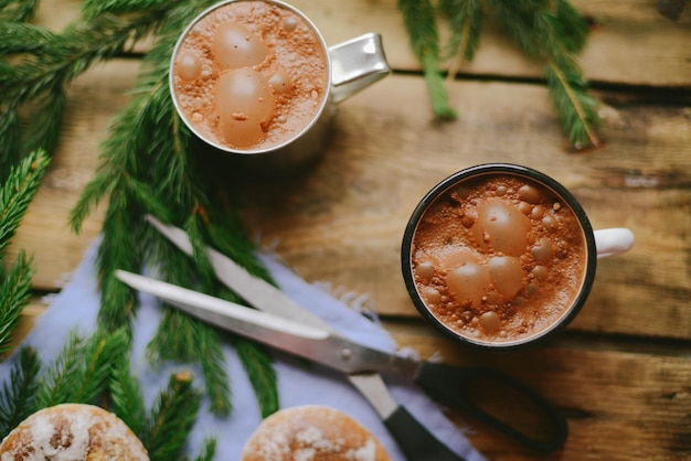 Hooghoekbeeld van donut en koffie te midden van dennennaaldjes