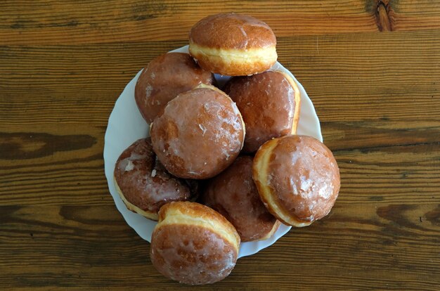 Foto hooghoekbeeld van donuts op een houten tafel