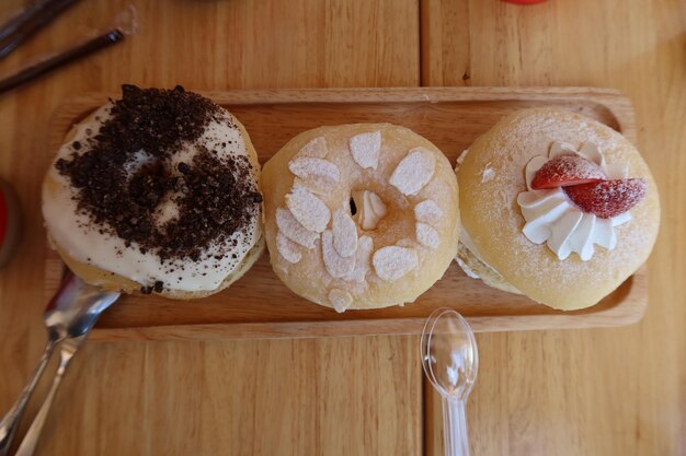 Foto hooghoekbeeld van donuts op tafel