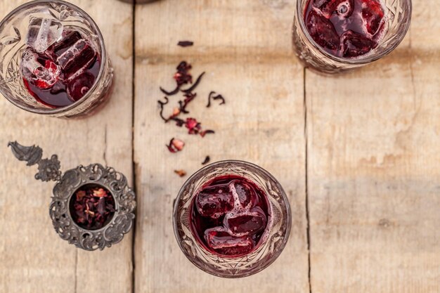 Foto hooghoekbeeld van drank in een pot