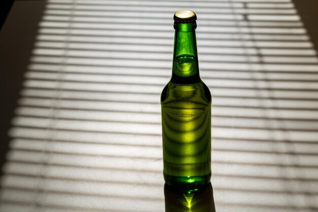 Foto hooghoekbeeld van drankje in glas op tafel