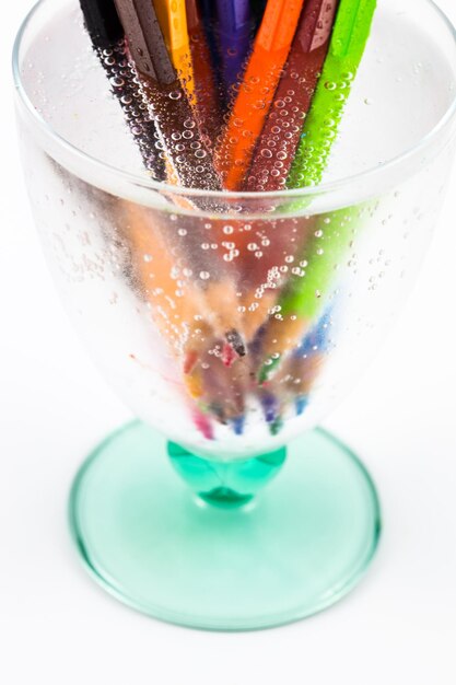 Foto hooghoekbeeld van drankje in glas