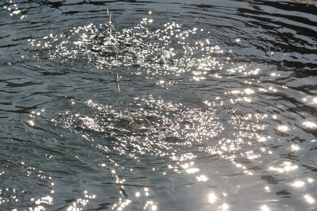 Foto hooghoekbeeld van druppels die in het meer vallen